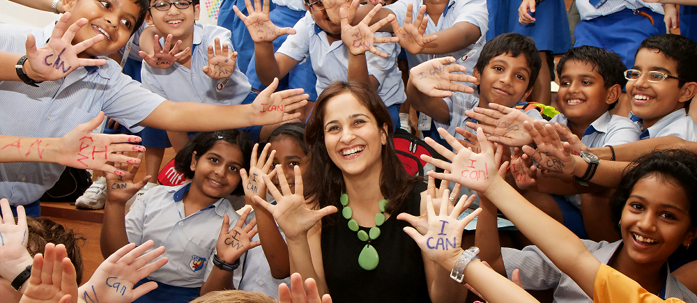 Alumnos del colegio Riverside
con "I can" escrito en sus manos