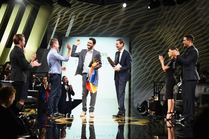 Oscar Mendez, da Conceptos Plásticos, recebe os cumprimentos pela vitória (foto: Michael Loccisano/Getty Images)
