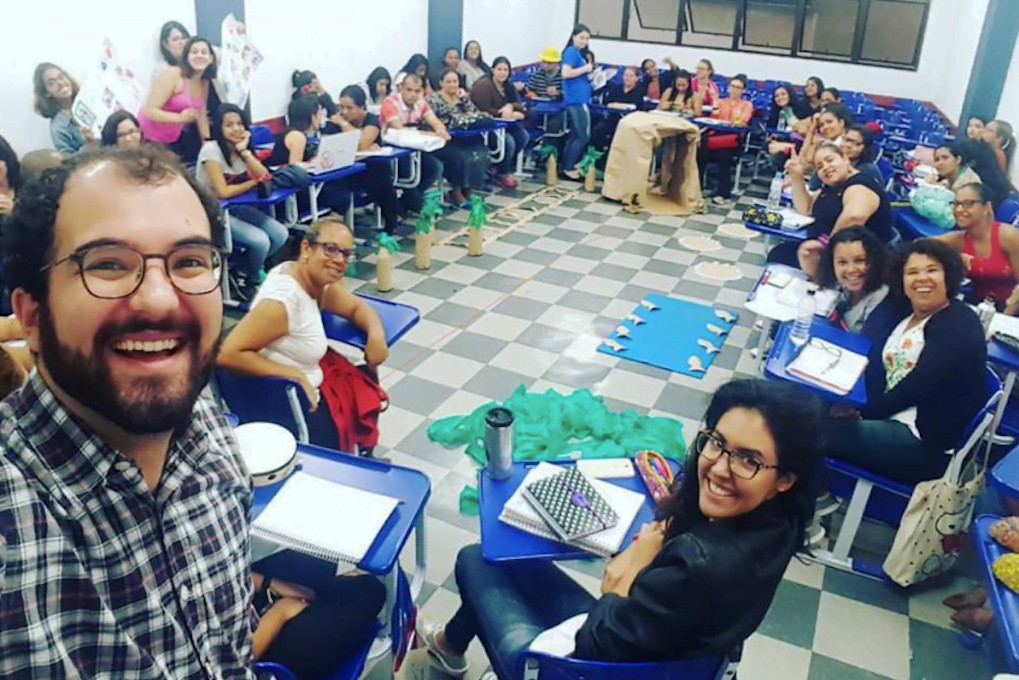 Educação se faz em círculo. Caio em um workshop da Caindo no Brasil, na escola UniÍtalo, em abril deste ano.